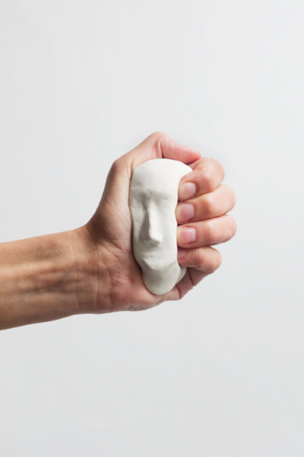 Pavla Sceranková, Hlava, která se budí ve 4 ráno, barevná fotografie v rámu, 2023